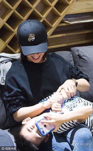 “Mỹ nhân” Lưu Đào cười rạng ngời bên hai “thiên thần” nhỏ - 5
Nữ diễn viên 40 tuổi đùa nghịch cùng cậu con trai 5 tuổi.