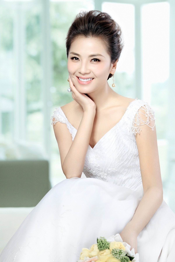 Ngưỡng mộ nhan sắc rạng ngời của nàng "A Châu" Lưu Đào khi bước vào tuổi 40 - 8
Năm 2012, cô bất ngờ trở lại với làng giải trí và thổ lộ mong muốn đóng phim trở lại. Cô cũng kể về cuộc khủng hoảng tài chính của chồng cô. Lưu Đào tâm sự, ông xã nhiều lần động viên cô ly dị nhưng cô nhất quyết không đồng ý.