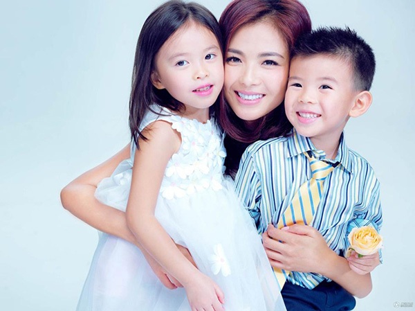 Ngưỡng mộ nhan sắc rạng ngời của nàng "A Châu" Lưu Đào khi bước vào tuổi 40 - 6
Ít ai biết rằng, cuộc sống của Lưu Đào không hề nhung lụa như báo giới đưa tin. Sau khi cô sinh con gái đầu lòng, công việc làm ăn của chồng cô gặp khó khăn và rơi vào khủng hoảng tài chính. Tuy nhiên, Lưu Đào vẫn vững bước, động viên chồng và không rời xa anh.