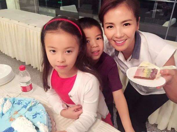 “Mỹ nhân” Lưu Đào cười rạng ngời bên hai “thiên thần” nhỏ - 9
Lưu Đào từng tạm hi sinh sự nghiệp sau khi sinh con. Đợi tới khi con cứng cáp, cô quay lại với công việc. Hiện tại, người đẹp 40 tuổi đang làm người mẫu thời trang và diễn viên truyền hình.