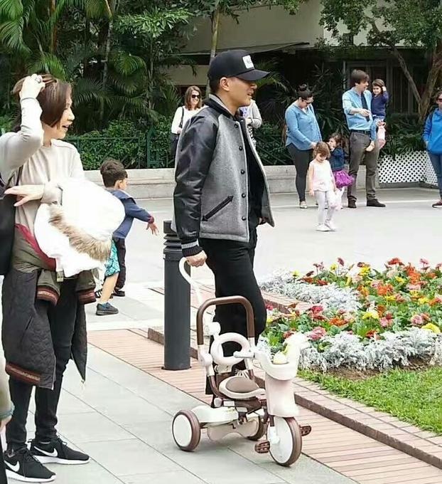 Lưu Khải Uy - Dương Mịch xuất hiện cùng nhau sau scandal ngoại tình - 17
Sau scandal ngoại tình ồn ào năm ngoái, Lưu Khải Uy lui về Hồng Kông. Anh dành thời gian bên con gái nhiều hơn. Anh chủ động đưa đón cô bé đi học và đi chơi mỗi ngày.