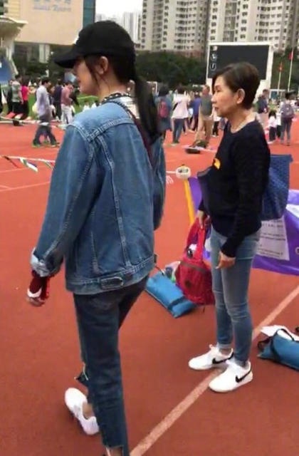 Lưu Khải Uy - Dương Mịch xuất hiện cùng nhau sau scandal ngoại tình - 15
Nữ diễn viên 30 tuổi hạnh phúc ngắm nhìn cô con gái cưng đùa nghịch với bạn bè.