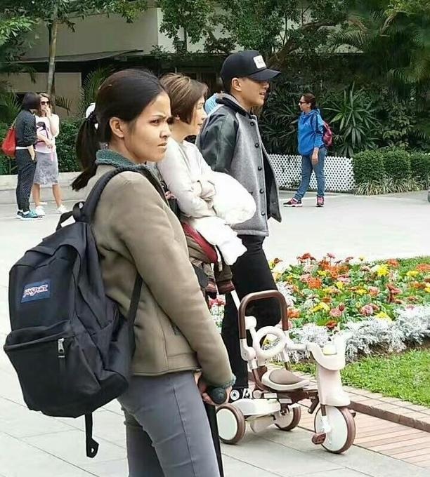 Lưu Khải Uy - Dương Mịch xuất hiện cùng nhau sau scandal ngoại tình - 19
Trong khi vợ bận công tác, Lưu Khải Uy và mẹ ruột của anh đưa bé Nhu Mễ tới công viên chơi.