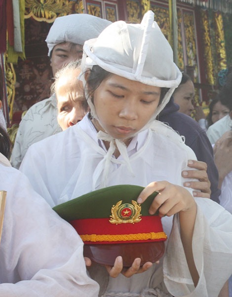 Lý Đại Bàng - người anh hùng “vô sản” - 4
Thu Trang nâng niu chiếc mũ kê-pi của người cha anh hùng trên đường ra nghĩa trang.