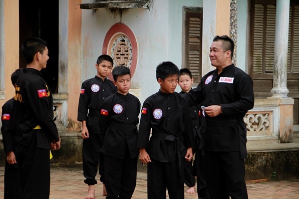 Diễn viên Lý Hùng nói gì về những màn tỉ thí của cao thủ Vịnh Xuân? - 1 Diễn viên Lý Hùng trong một lần về thăm đất võ Bình Định. Ảnh: TL.