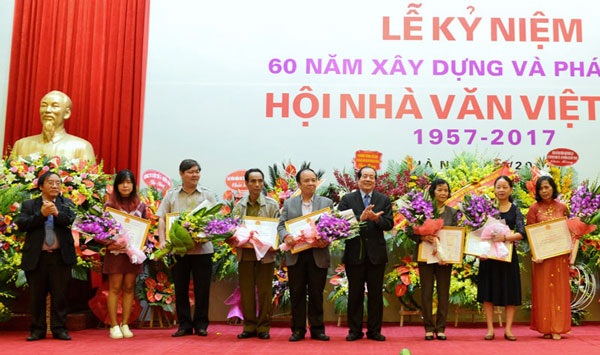 22 cố tác giả được truy tặng Giải thưởng Cống hiến Hội Nhà văn Việt Nam - 2 Nhà thơ Hữu Thỉnh - Chủ tịch Hội Nhà văn Việt Nam trao Quyết định ghi nhận sự cống hiến của Nhà văn cho thân nhà các nhà văn, nhà thơ quá cố. (Ảnh:báo kinhtedothi).