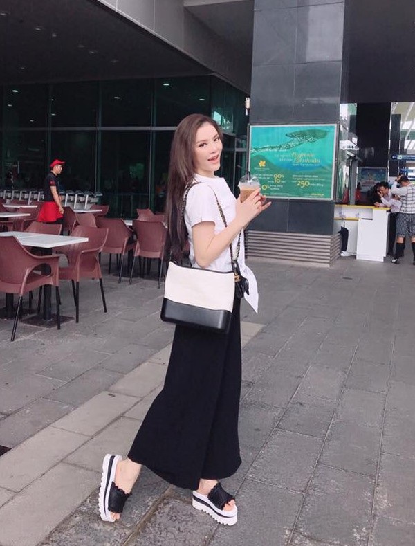Phạm Hương “về quê cuốc đất”, Thanh Hằng bớt shopping để dành tiền nuôi con - 10 Lý Nhã Kỳ mặc trang phục nhẹ nhàng, đơn giản với tông trắng đen và vui vẻ tạo dáng xì-tin trên phố, cô viết: Tôi muốn cuộc sống thật đơn giản để cảm nhận và nắm giữ những hạnh phúc xung quanh mình.