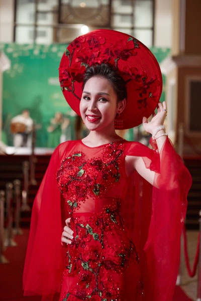 “Sao mai” Nguyễn Khánh Ly hạnh phúc vì được hát tặng mẹ - 5 Về hát tại quê hương Thái Nguyên nên ca sĩ Khánh Ly rất đầu tư về trang phục. Mẹ cô cũng mong muốn nhìn hình ảnh xinh đẹp của con gái trên sân khấu.