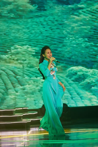 “Sao mai” Nguyễn Khánh Ly hạnh phúc vì được hát tặng mẹ - 3 “Sao mai” Nguyễn Khánh Ly hạnh phúc vì được hát tặng mẹ - 3