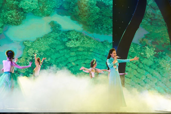 “Sao mai” Nguyễn Khánh Ly hạnh phúc vì được hát tặng mẹ - 4 Khánh Ly thể hiện Cô gái hái chè.