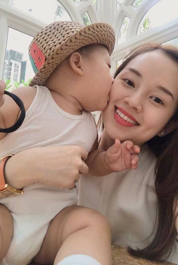 Những hot girl “lên chức” mẹ trong năm 2016 - 10
Những sóng gió cuộc sống chỉ khiến Ly Kute thêm mạnh mẽ trong vai trò bà mẹ đơn thân.