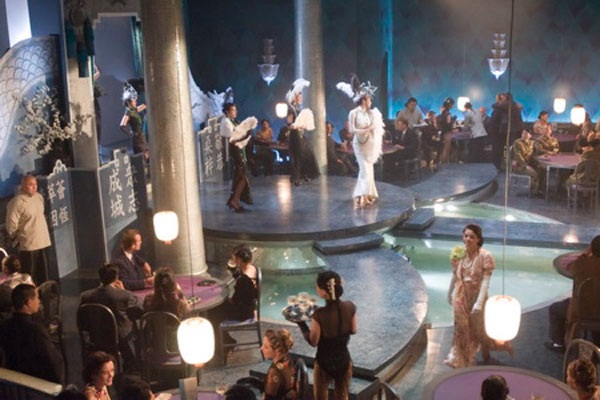 Sao Việt “bẽ bàng” vì... đóng phim Hollywood - 2 Cảnh quay ngắn có Lý Nhã Kỳ, Vũ Thu Phương diễn xuất trong Shanghai. Chỉ xuất hiện vài giây trong bộ phim Hollywood, hai người đẹp Việt bị phản ứng vì trước đó đã chia sẻ “rùm beng” về vai diễn của mình…