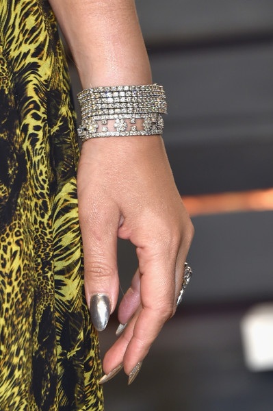 
Người đẹp cũng tỏa sáng bởi những nữ trang kim cương đắt tiền, nổi bật
