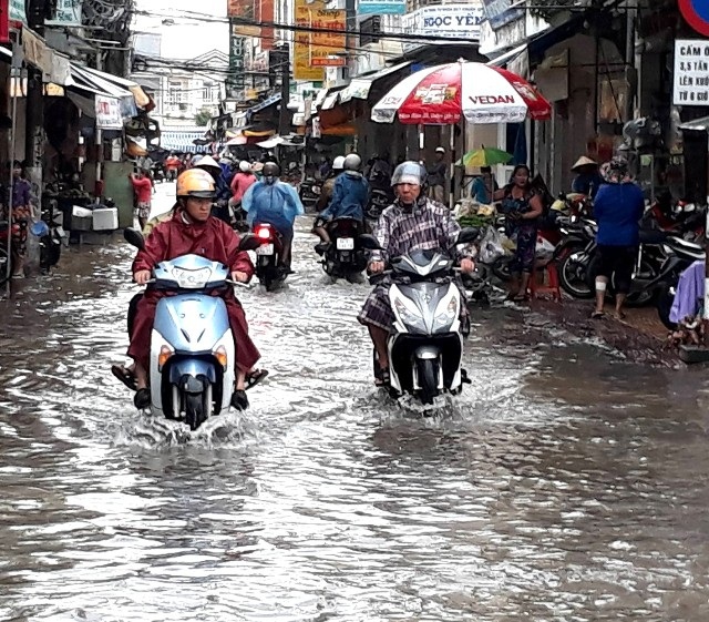 Mưa lớn bất thường, phố biến thành sông - 2 Mưa lớn bất thường, phố biến thành sông - 2