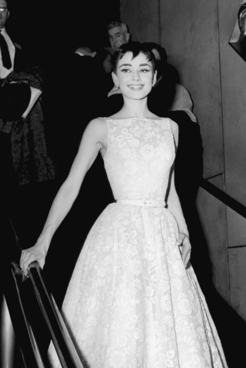 Những bộ váy siêu đắt của "sao" - 6
Chiếc váy mà Audrey Hepburn mặc dự lễ trao giải Oscar năm 1954 đã bán được giá hơn 131 nghìn USD vào năm 2011