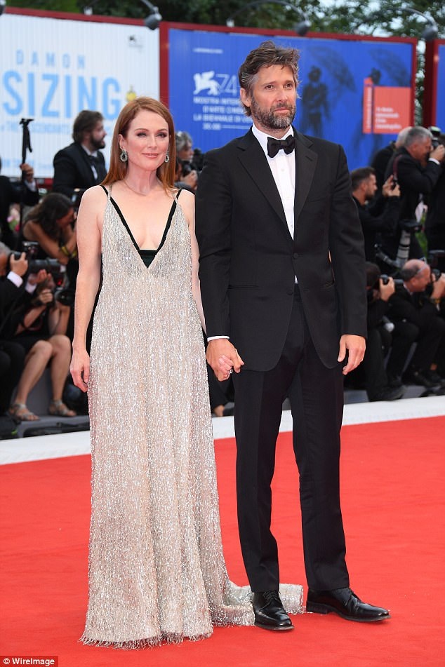 Julianne Moore đẹp ngỡ ngàng ở tuổi 57 - 4
Julianne bên người chồng kém cô tới 10 tuổi - đạo diễn Bart Freundlic