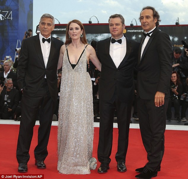 Julianne Moore đẹp ngỡ ngàng ở tuổi 57 - 6
Từ trái qua: George Clooney, Julianne Moore, Matt Damon và Alexandre Desplat