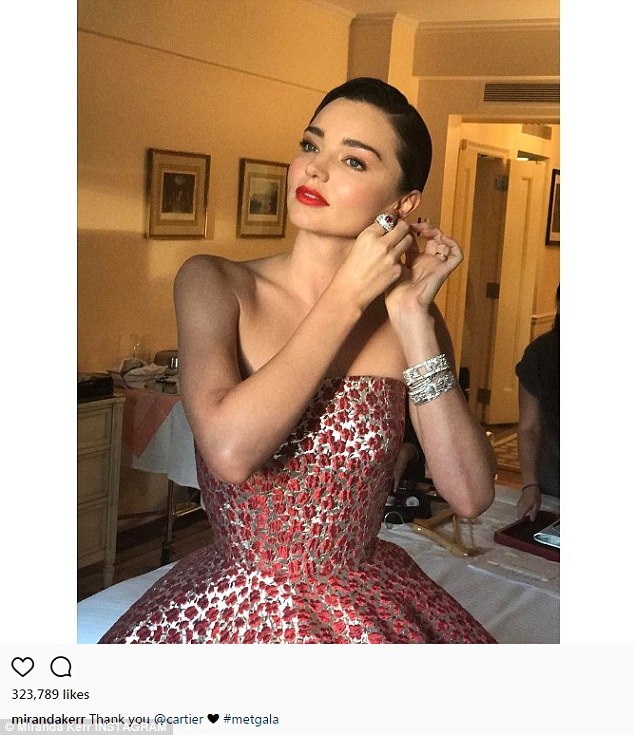 
Miranda Kerr chuẩn bị dự tiệc thời trang MET gala cách đây ít ngày
