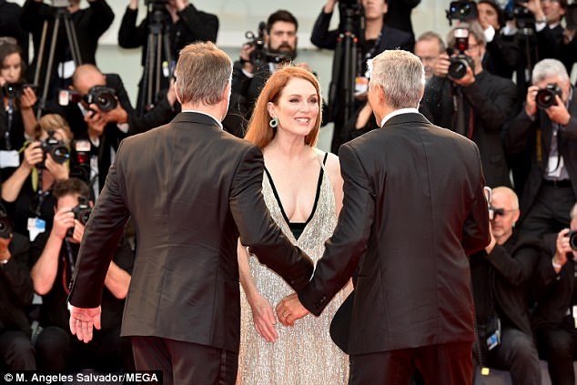 Julianne Moore đẹp ngỡ ngàng ở tuổi 57 - 7
Julianne Moore diện váy táo bạo của Valentino