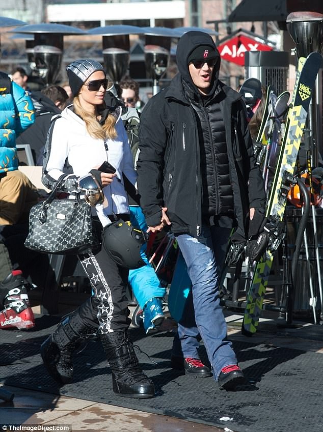 Sao nghỉ lễ giáng sinh ở đâu? - 10
Paris Hilton thư thái đi dạo cùng bạn trai Chris Zylka tại Aspen