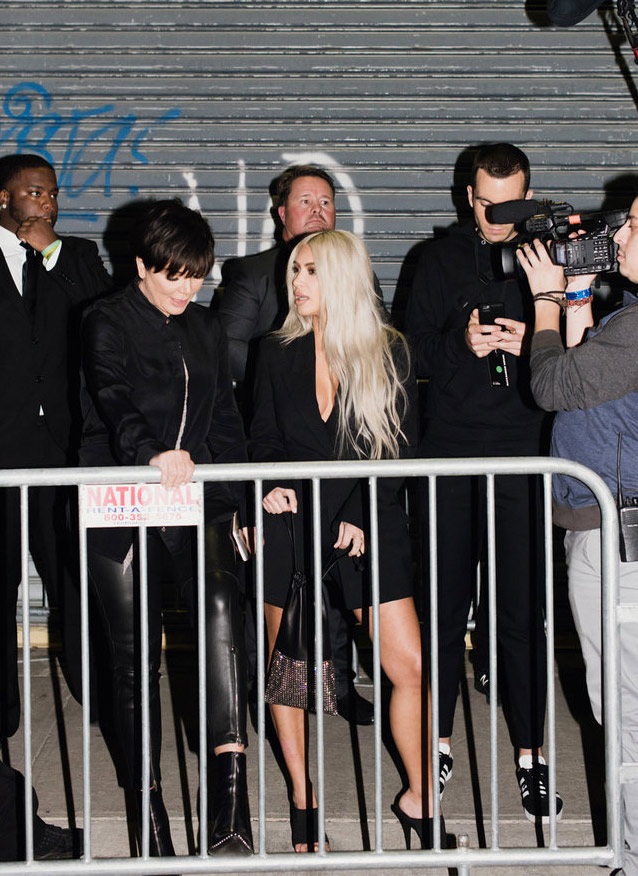 Nhà thiết kế nổi tiếng ra mắt bộ sưu tập... ngay trên phố - 9
Bà Kris Jenner và con gái Kim Kardashian đứng xem cùng vệ sỹ