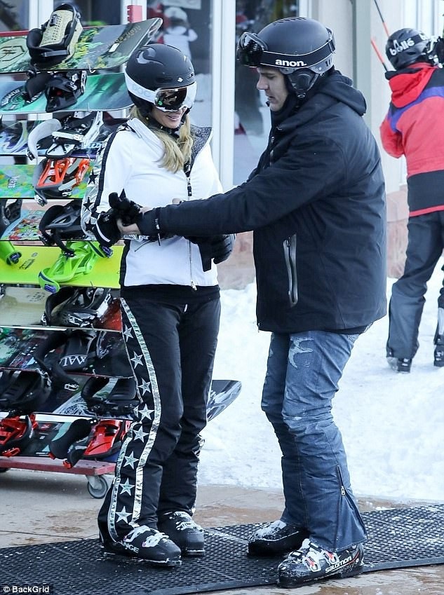 Sao nghỉ lễ giáng sinh ở đâu? - 12
Bạn trai chăm chút Paris từng ly từng tý