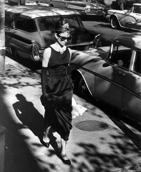 Những bộ váy siêu đắt của "sao" - 13
Chiếc váy mà minh tinh huyền thoại Audrey Hepburn từng mặc trong phim Breakfast at Tiffanys (1961) bán được với giá 923 nghìn USD