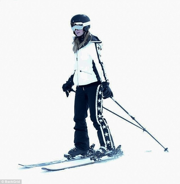 Sao nghỉ lễ giáng sinh ở đâu? - 13
Kiều nữ giàu có trổ tài trượt tuyết