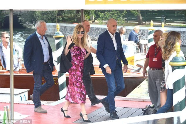 Michelle Pfeiffer trẻ đẹp ở tuổi 59 - 2
Nữ diễn viên 59 tuổi diện bộ váy hoa tím điệu đà, cô trông trẻ hơn nhiều so với tuổi thực