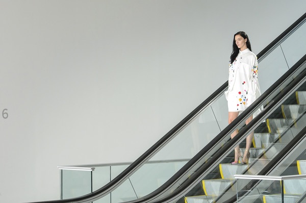 
Người mẫu trình diễn trên thang máy trong show của Oscar de la Renta
