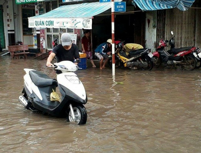 Mưa lớn bất thường, phố biến thành sông - 3 Mưa lớn bất thường, phố biến thành sông - 3