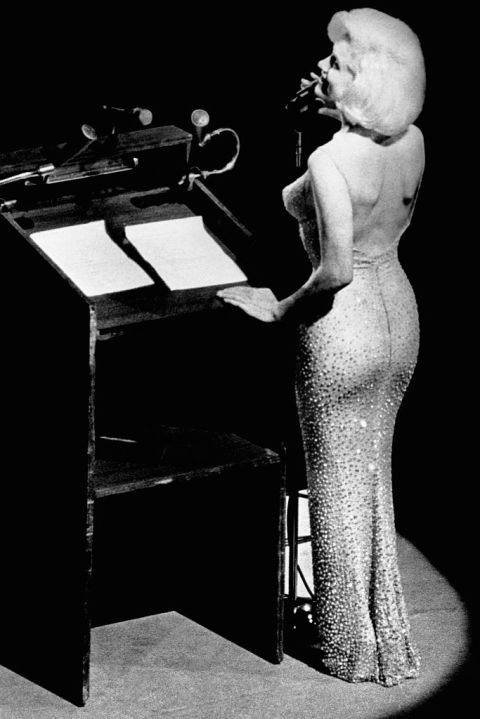 Những bộ váy siêu đắt của "sao" - 14
Chiếc váy minh tinh Marilyn Monroe từng mặc trong sự kiện hát mừng sinh nhật Tổng thống Mỹ John F. Kennedy năm 1961 được bán đấu giá với giá 1,3 triệu USD