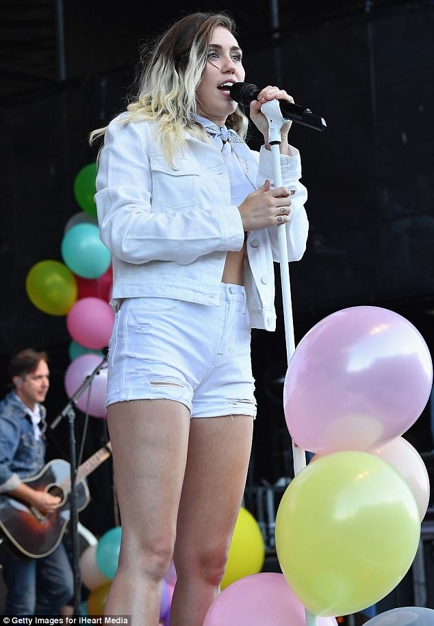 Miley Cyrus ăn vận kín đáo bất ngờ - 3
Ngôi sao đa tài vừa ra mắt đĩa đơn mới mang tên Malibu