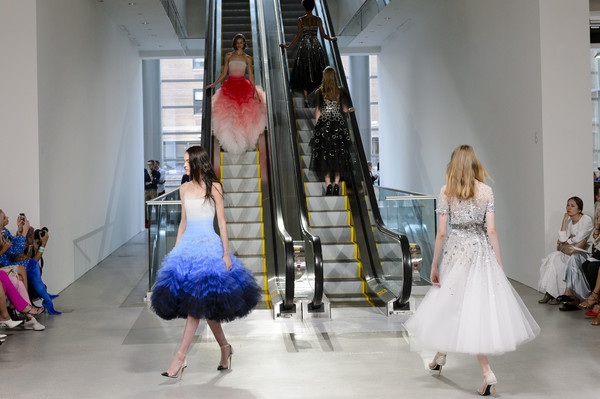 Những sàn diễn kỳ lạ tại tuần lễ thời trang New York - 3