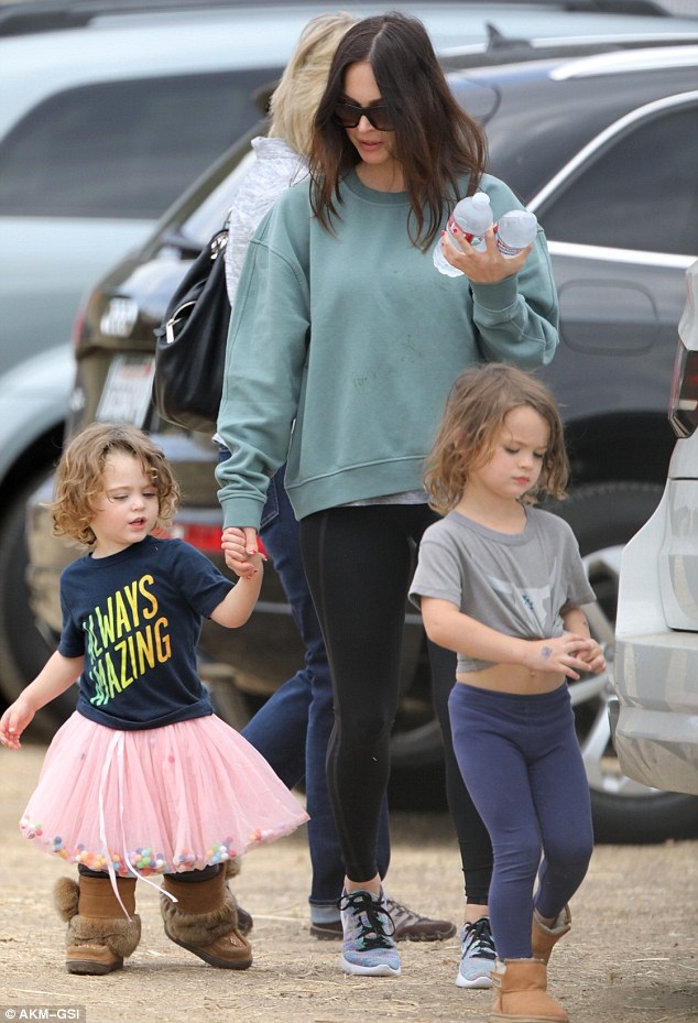 Cậu nhóc dễ thương của Megan Fox thường xuyên mặc váy! - 5 Tuy nhiên nhiều fans lại chỉ trích quyết định này của sao phim Robot đại chiến và cho rằng cô nên bắt các con phải mặc đồ dành cho bé trai