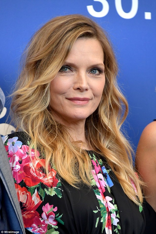 Michelle Pfeiffer trẻ đẹp ở tuổi 59 - 4
Sự xuất hiện của diễn viên từng vào vai Nữ miêu trong bộ phim cùng tên năm 1992 khiến phóng viên xôn xao bởi Michelle Pfeiffer nổi tiếng kín đáo và hiếm khi xuất hiện trong các sự kiện