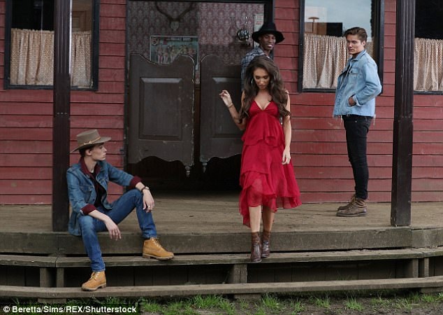 Sao truyền hình thực tế gây choáng với khả năng ca hát - 4
High Heeled Shoes là ca khúc mang âm hưởng nhạc đồng quê và đã lọt bảng xếp hạng iTunes