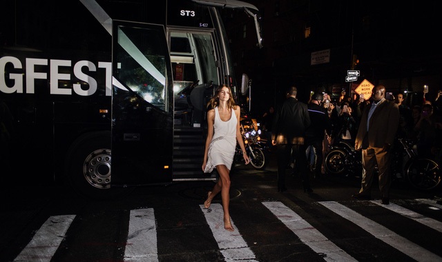 
Alexander Wang thì cho các người mẫu đi ô tô trình diễn ngay trên đường phố
