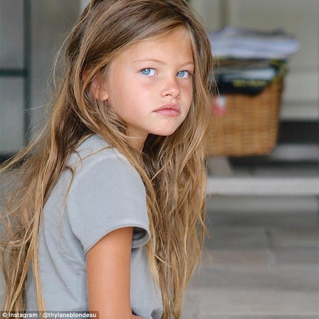 "Cô nhóc xinh nhất thế giới" thay đổi thế nào ở tuổi 16? - 4
Thylane Blondeau gây sốt cộng đồng mạng với hình ảnh búp bê xinh đẹp và được coi là bé gái xinh nhất thế giới khi 6 tuổi. Danh hiệu này biến cô trở nên nổi tiếng từ rất sớm