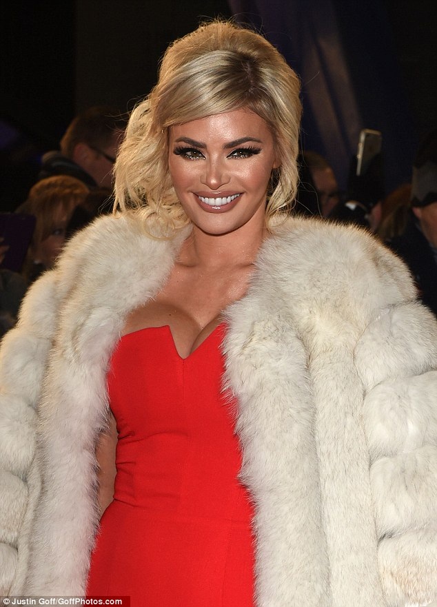 Người đẹp Anh diện váy đỏ trễ nải - 5
Chloe Sims xinh đẹp luôn dính với hàng loạt tin đồn phẫu thuật thẩm mỹ