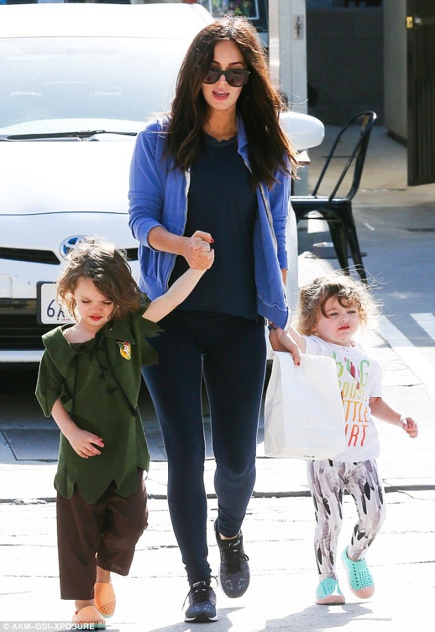Cậu nhóc dễ thương của Megan Fox thường xuyên mặc váy! - 6 Trả lời phỏng vấn, Fox từng bày tỏ suy nghĩ của mình, cô cho rằng các con được quyền làm những gì mình muốn