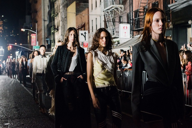 
Khán giả tới xem đứng 2 bên đường
