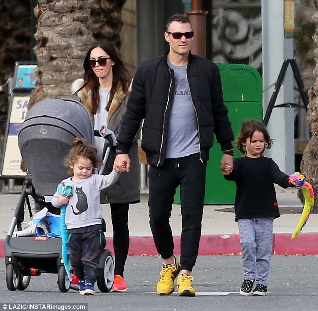 “Hôn nhân không hề đơn giản” - 5
Nam diễn viên 40 tuổi tự hào khi nhìn lại 13 năm bên Megan Fox. Anh nói: Chúng tôi có những đứa con đáng yêu và mối quan hệ tuyệt vời nhưng bạn nên nhớ, nó cần bạn nỗ lực mỗi ngày.