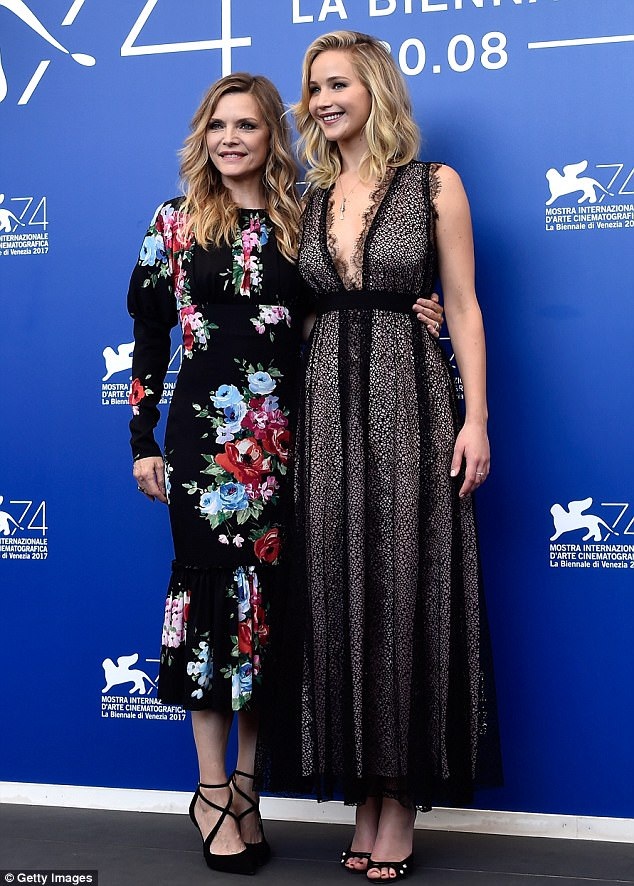 Michelle Pfeiffer trẻ đẹp ở tuổi 59 - 6
Hai nữ diễn viên dự LHP Venice để quảng bá phim mới Mother