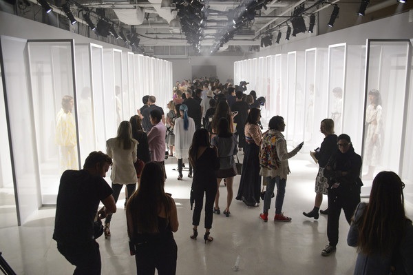 
Claudia Li để các người mẫu đứng trong hộp...
