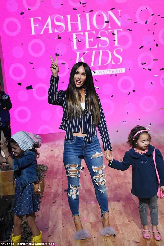 Megan Fox bất ngờ tái xuất quyến rũ - 9
Nữ diễn viên xinh đẹp nói thêm, cô đã tập cách làm quen với việc cánh săn ảnh luôn đeo bám gia đình cô để chụp ảnh đám trẻ