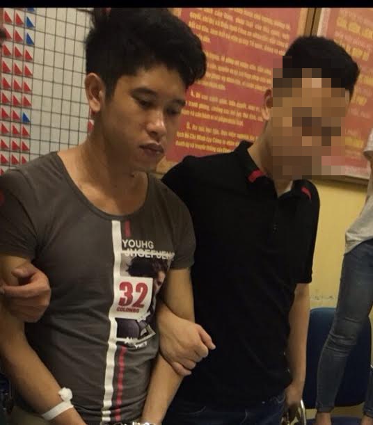 Hà Nội: Cảnh sát nổ súng chặn bắt đối tượng lái xe "điên" chở 29 bánh heroin - 1
Đối tượng Trịnh Văn Tú bị bắt giữ