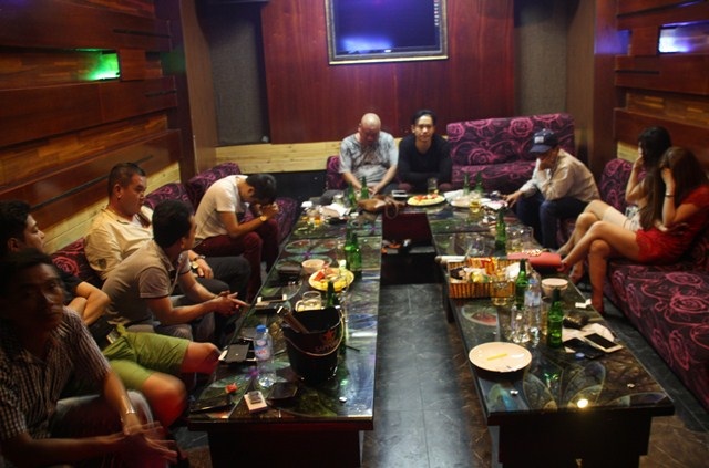 Dân "anh chị" vượt hơn 100km đi dự tiệc rồi chơi ma túy - 1
Các đối tượng ở quán bị tạm giữ lúc 1h sáng nay