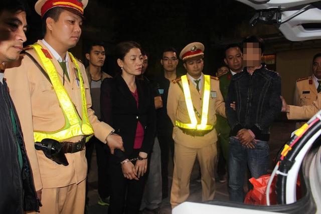 CSGT Bắc Giang bắt giữ 1,4kg ma túy đá giấu trên xe taxi - 1 CSGT bắt giữ đối tượng nữ có hành vi giấu ma túy đá trong hành lý.