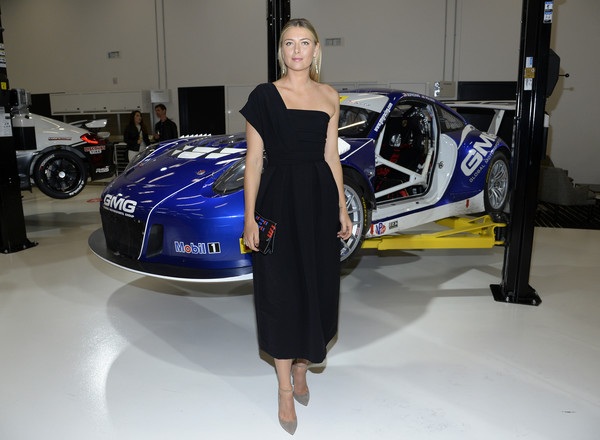 Maria Sharapova mặc áo tắm đẹp như siêu mẫu - 7
Maria Sharapova dự triển lãm xe hơi tại Carson, California, Mỹ hôm 14/11 vừa qua.